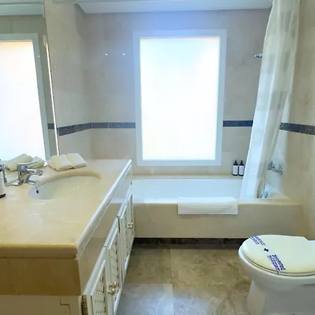 شقة Luxury 3br In Aloha Golf - Large Terrace & Pool *